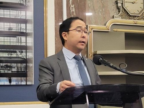 한국계로는 처음 미국 연방 상원에 진출한 된 앤디 김(42·민주·뉴저지) 의원이 7일(현지시간) 워싱턴DC 연방의회의 덕슨 상원의원 회관에서 열린 한국을 포함한 아태 지역 국가 언론을 상대로 한 회견에서 발언하고 있다. [워싱턴(미국)=연합뉴스]